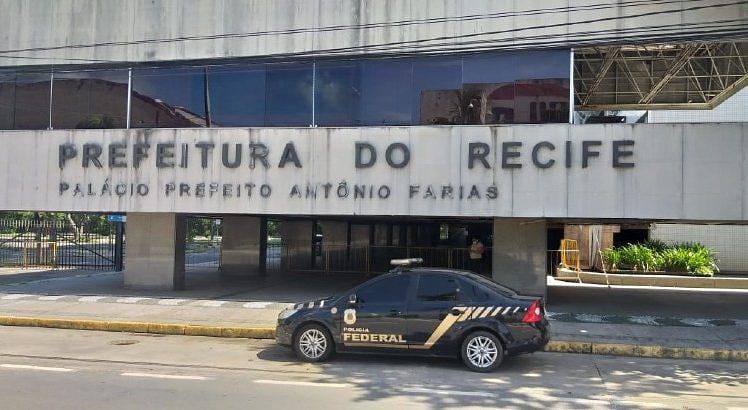 Polícia Federal cumpre mandado de busca e apreensão na Prefeitura do Recife