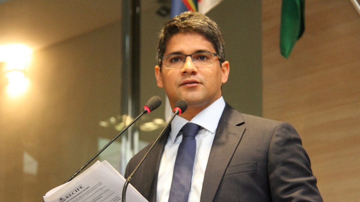 Renato Antunes protocola pedido de informação sobre os contratos da Prefeitura do Recife no combate ao Covid-19.