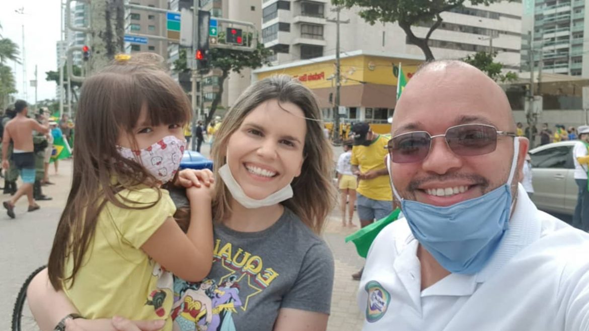 Clarissa Tércio participa de ato em apoio a Bolsonaro em Boa Viagem