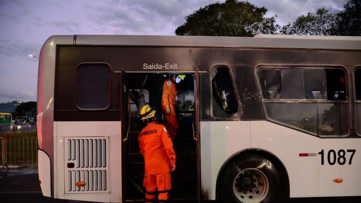 Terrorista de esquerda tocou fogo em ônibus e disse “Fora Bolsonaro”