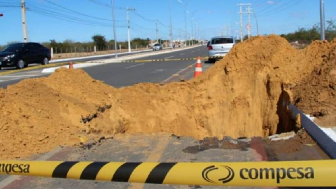 Miguel Coelho: prefeitura entrega pista nova e Compesa abre cratera