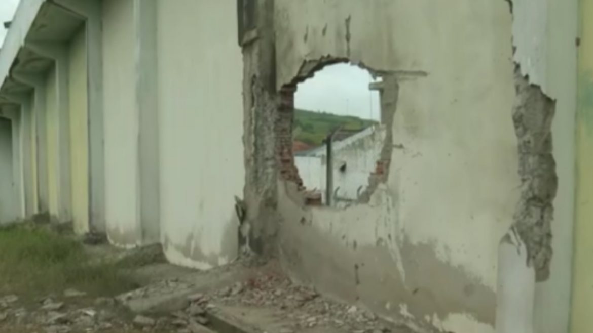 Bandidos fogem após explodirem muro do presídio de Limoeiro