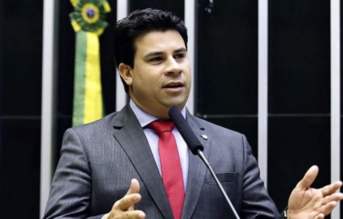 Deputado do PT comemorou pichação de Outdoors pró-Bolsonaro