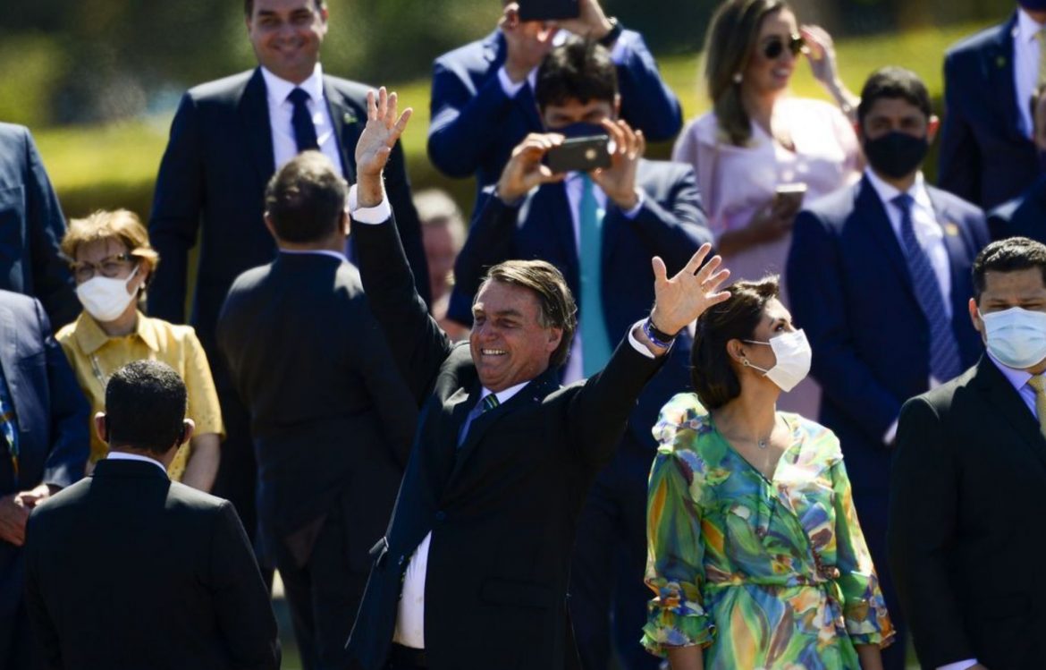 Bolsonaro cumprimenta populares em solenidade de 7 de Setembro