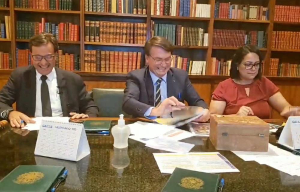 Bolsonaro não desmente nem confirma arrependimento em apoiar a delegada Patrícia, apenas sorri