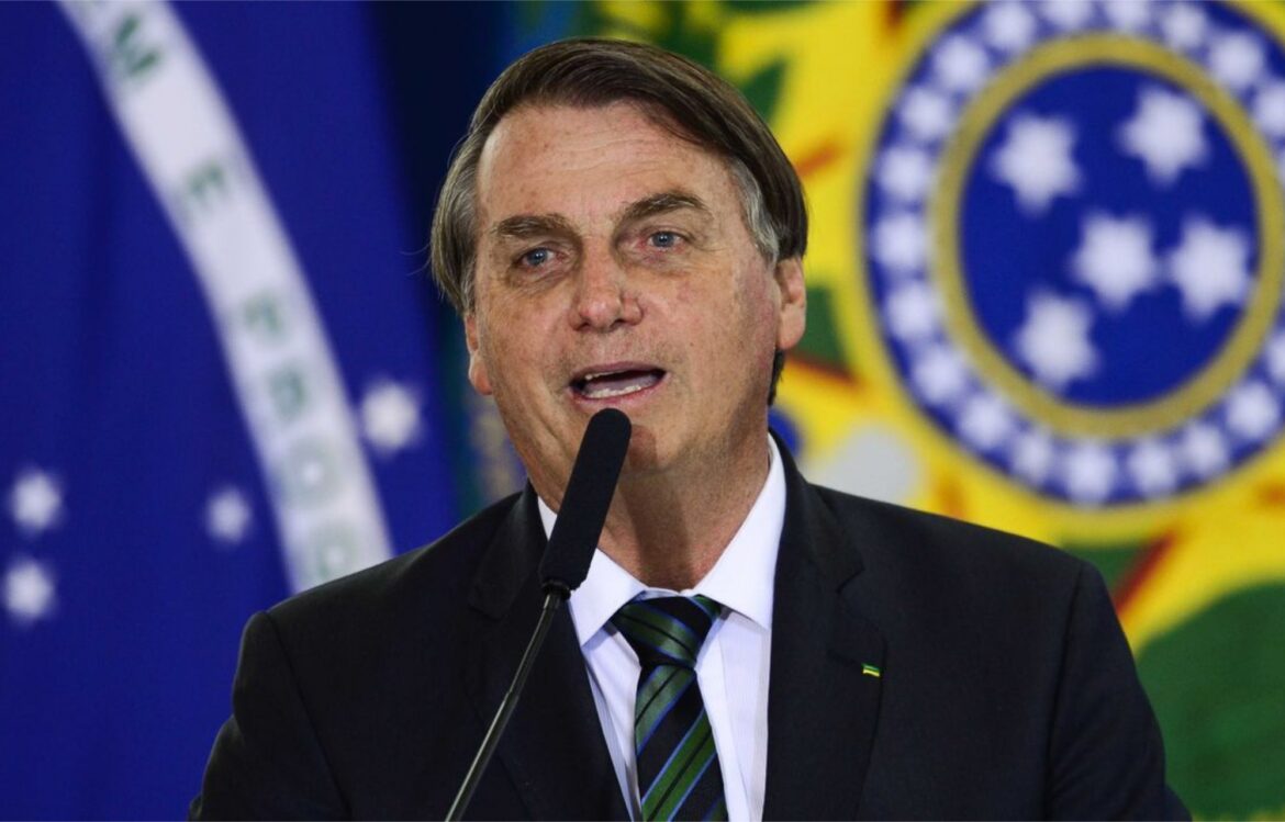 Bolsonaro viaja ao Guarujá para passar o feriado do Ano Novo