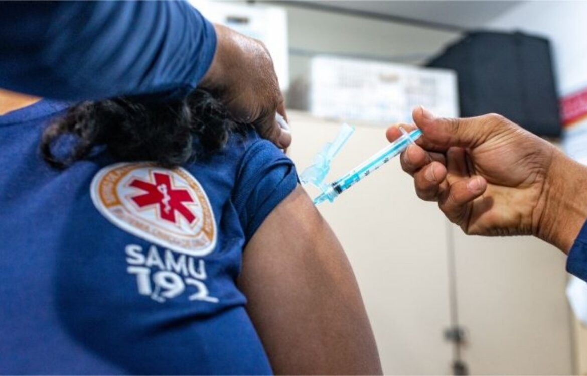 Profissionais do Samu Recife começam a receber a vacina contra covid-19 nesta segunda (25)
