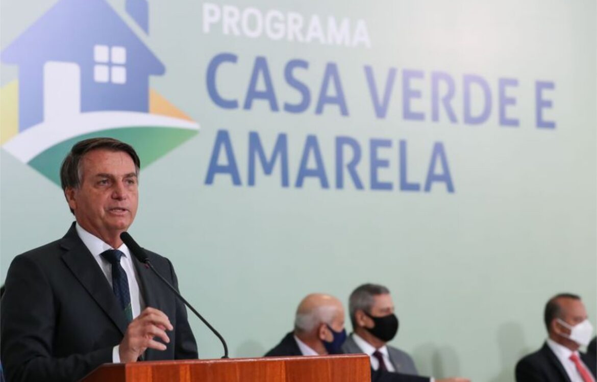 Bolsonaro assina decreto que regulamenta programa Casa Verde e Amarela