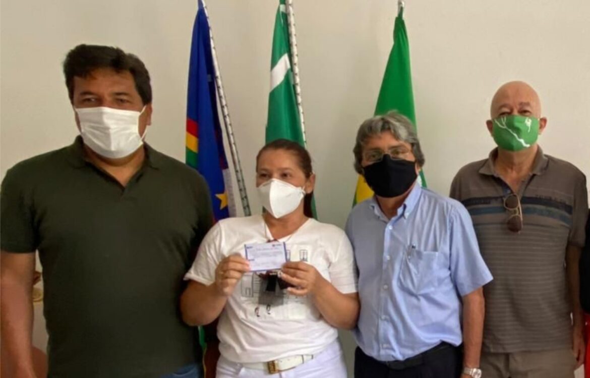 Mendonça Filho acompanha primeiro dia de vacinação contra covid em Belo Jardim
