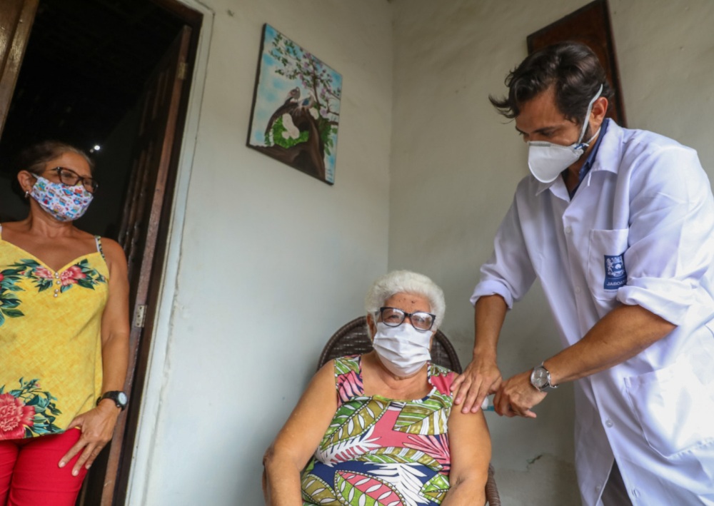 Jaboatão triplica equipes e agiliza vacinação contra Covid-19 em idosos