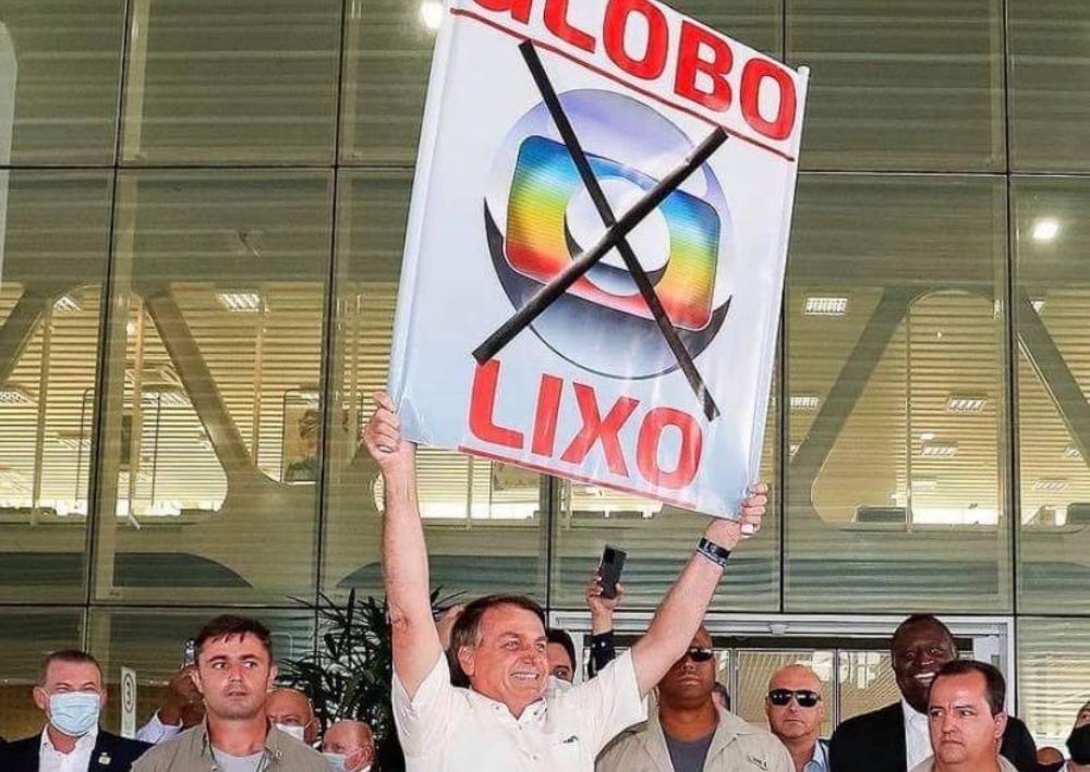 Bolsonaro levanta placa com frase “Globo Lixo”