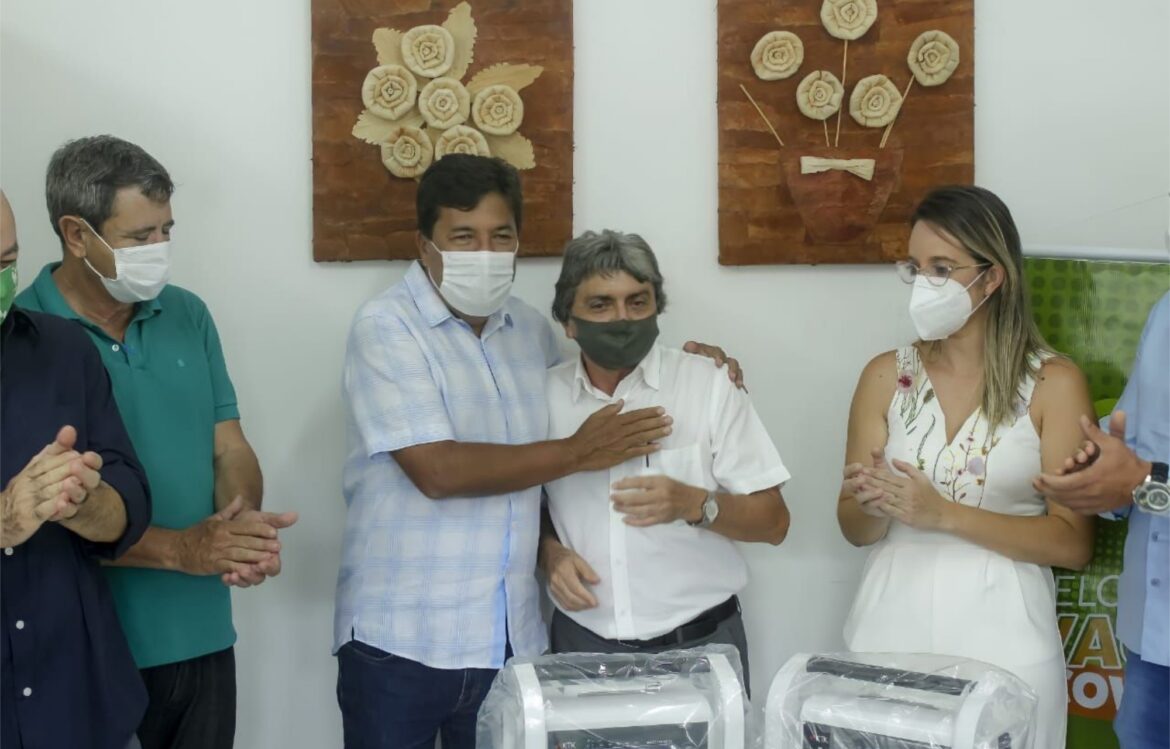 Gilvandro Estrela entrega respiradores no Hospital de Belo Jardim
