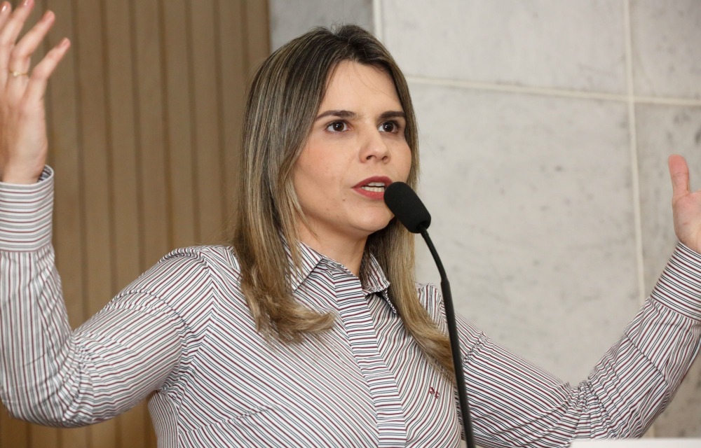 Clarissa Tércio sai em defesa das igrejas e critica novo decreto do Governo do Estado