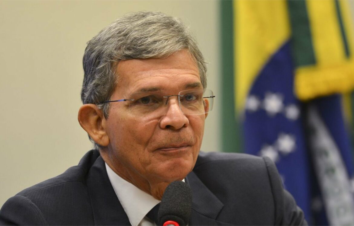 Bolsonaro indica general Silva e Luna para presidência da Petrobras