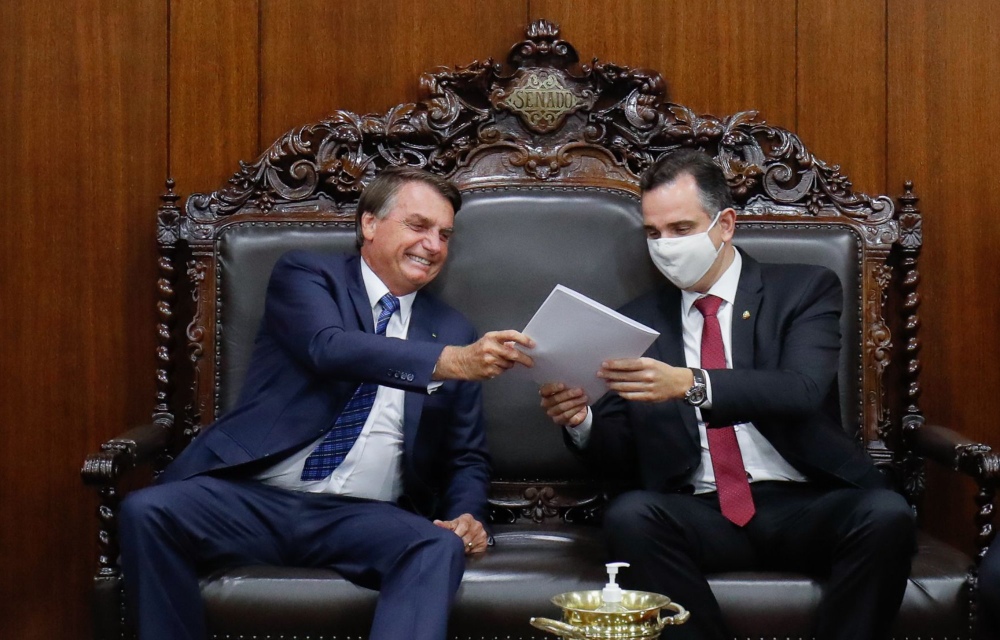 Bolsonaro entrega medida provisória para privatização da Eletrobras