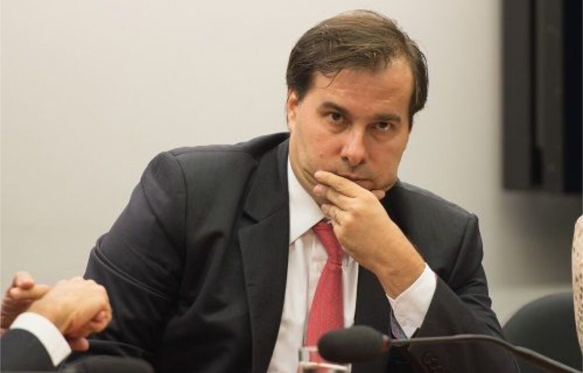 Rodrigo Maia ameaça aceitar pedido de Impeachment de Bolsonaro