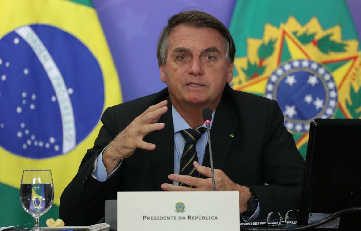 Governo Bolsonaro divulga ações tomadas entre início da pandemia e chegada do vírus no Brasil