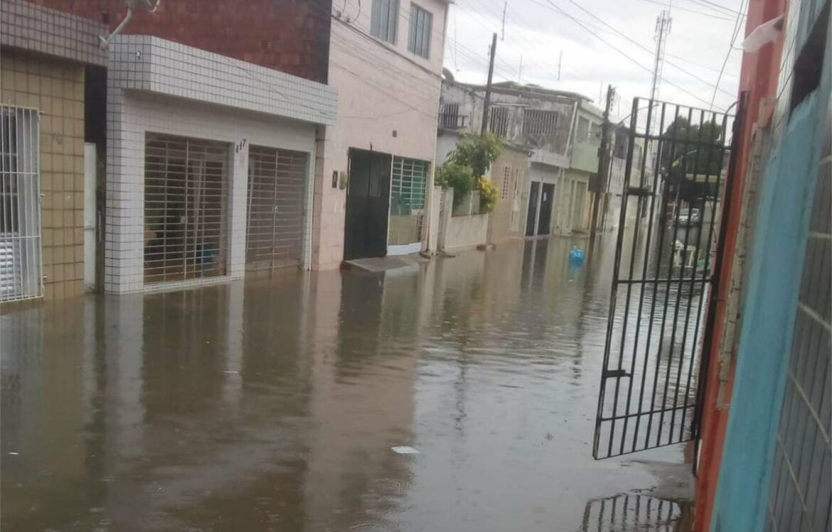 Recife registra o equivalente a 10 dias de chuvas em 6 horas