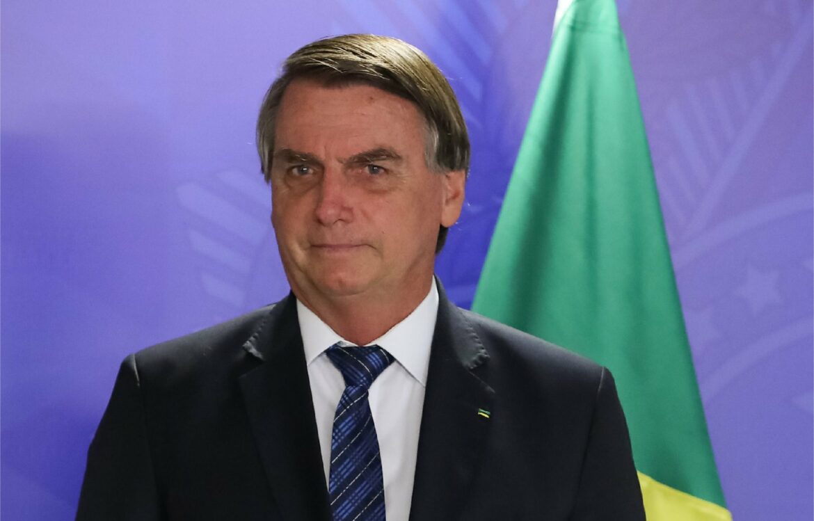 Bolsonaro sanciona lei que permite compra de vacinas por estados, municípios e empresas privadas