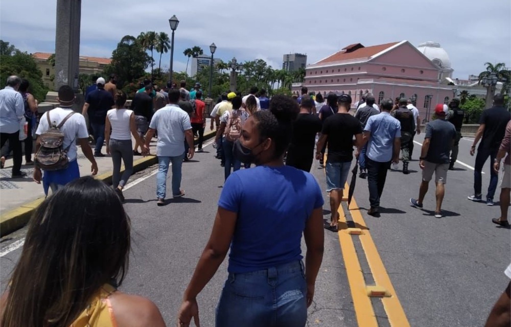Comerciantes do Recife fazem protesto contra a quarentena em frente ao Palácio