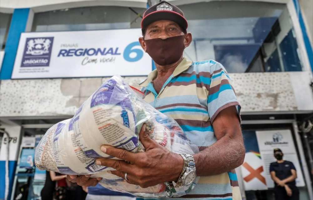 Jaboatão entrega cestas básicas a comerciantes da orla e guias turísticos