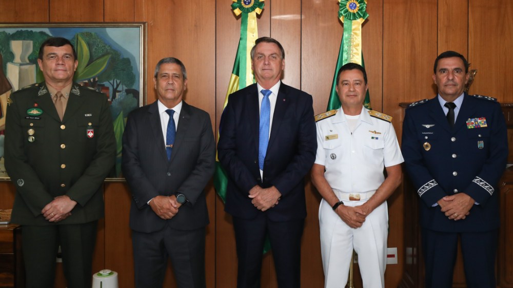 Forças Armadas devem começar a vacinar população, diz Bolsonaro