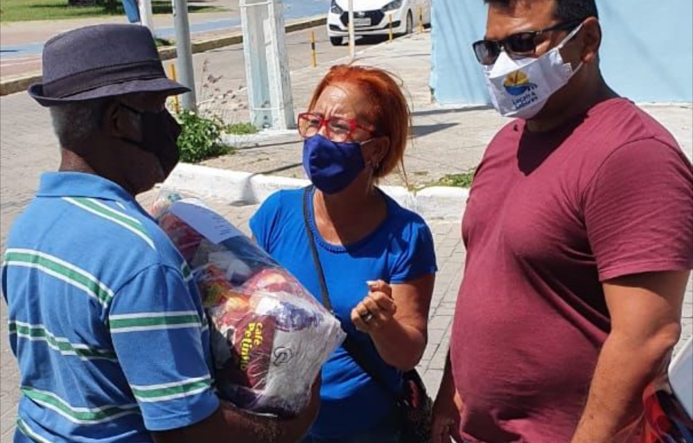 Comerciantes da Orla do Janga recebem doação de cestas básicas