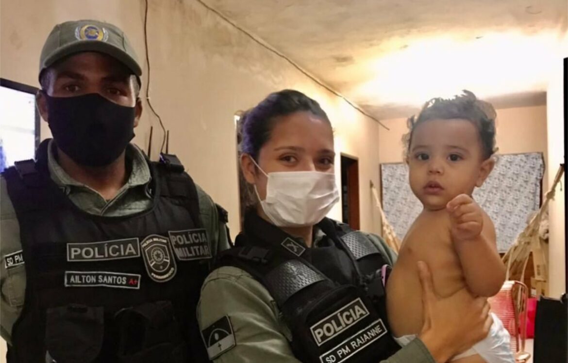 PMs salvam bebê engasgada em Caruaru