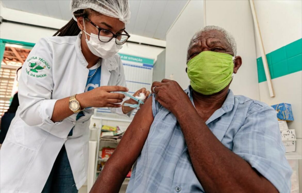 Cabo aplica primeira dose em população de 90 engenhos e mantém campanha de reforço vacinal