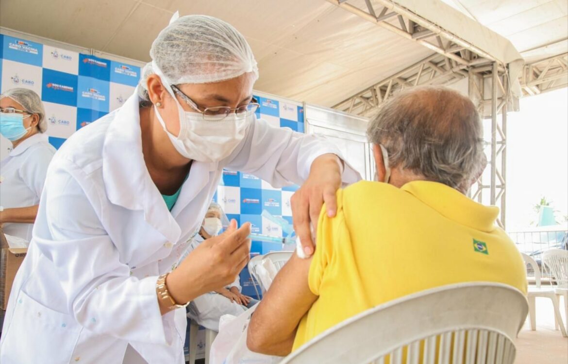 Cabo de Santo Agostinho inicia vacinação de pessoas do grupo 66+