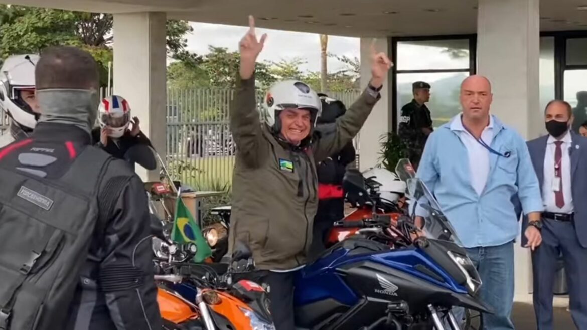 Bolsonaro faz passeio de moto em homenagem ao Dia das Mães