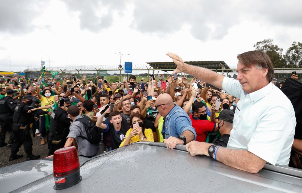 Vídeo: Bolsonaro é recebido aos gritos de “mito” por multidão em Alagoas