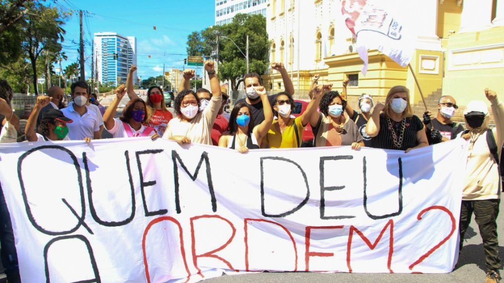 No Recife, Guilherme Boulos faz aglomeração e critica Bolsonaro
