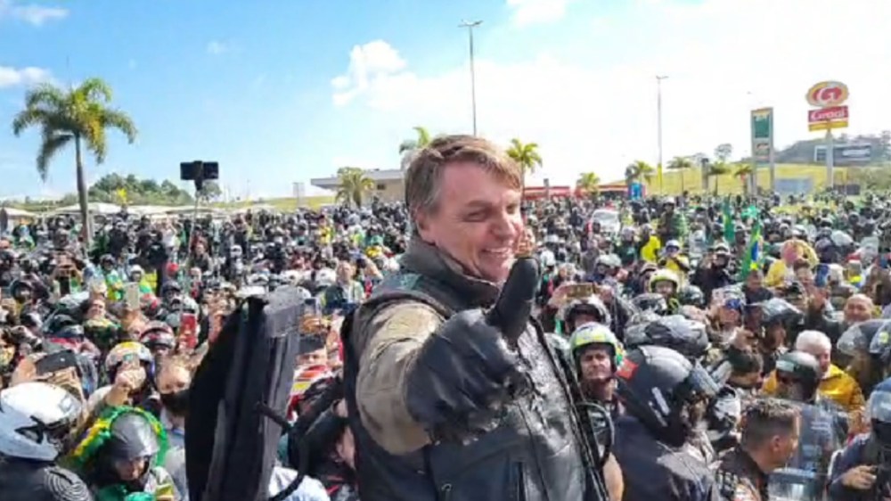 Bolsonaro faz motociata com milhares de pessoas em São Paulo
