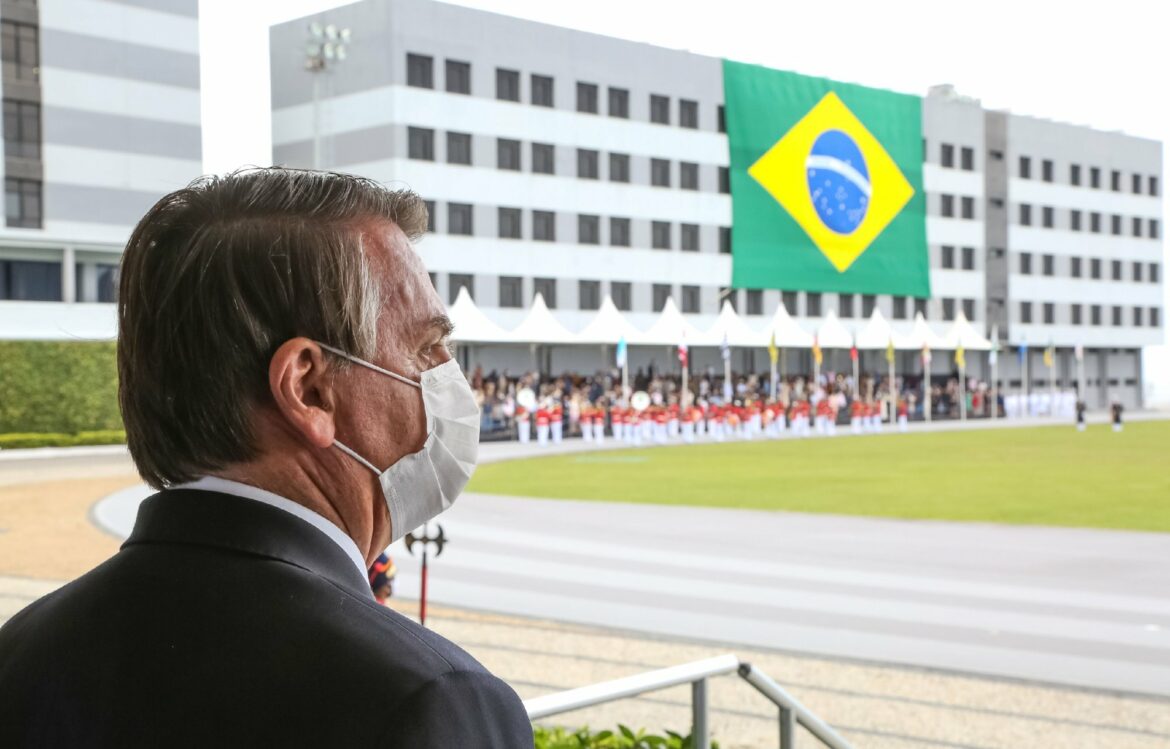 Bolsonaro: militares têm a obrigação de garantir a liberdade