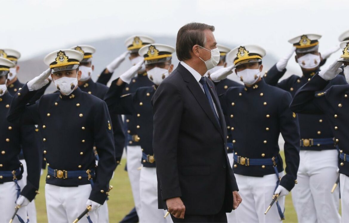 Bolsonaro participa da entrega de espadins na Escola Naval