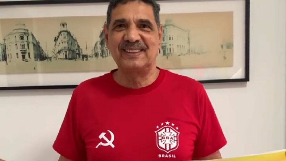 Deputado lulista usa camisa do Brasil vermelha com símbolo comunista em ato contra Bolsonaro