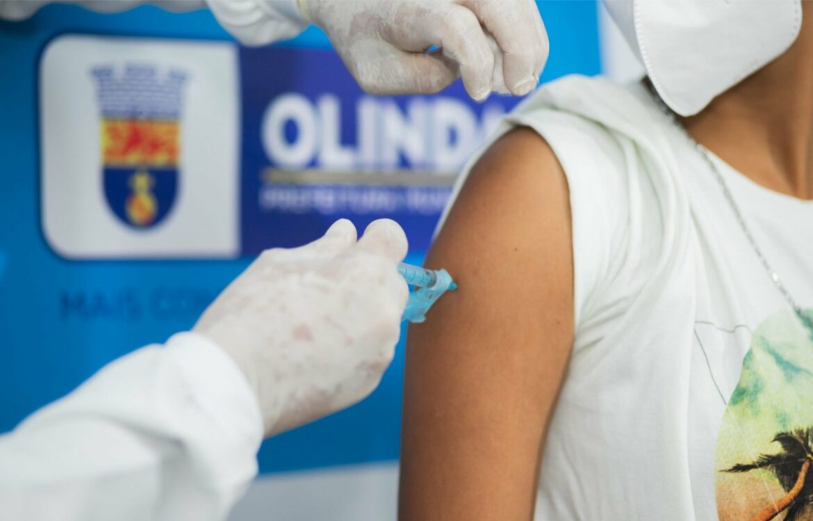 Moradores de Olinda com 40 anos podem agendar a vacinação contra Covid-19