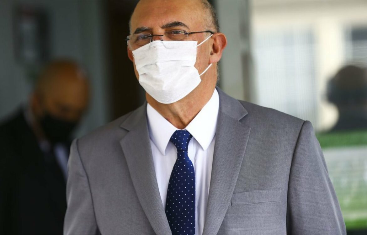 Ministro pede apoio de professores para retorno às aulas