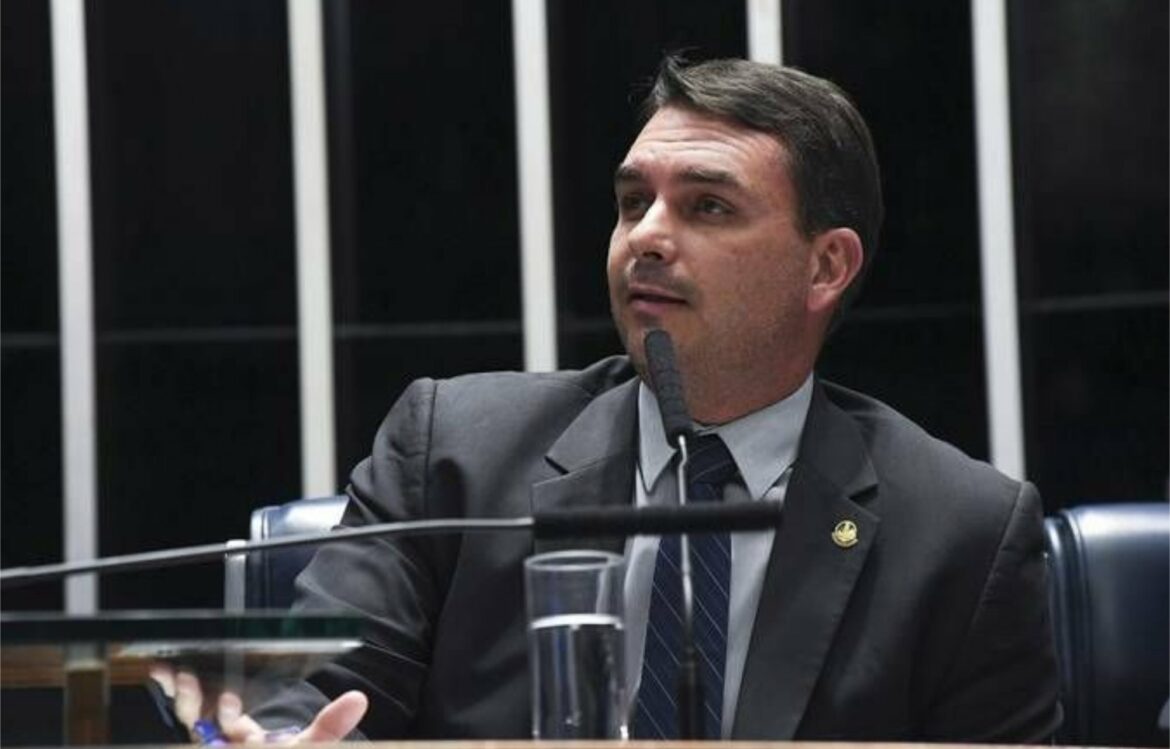 Bolsonaro foi entubado por precaução na UTI, diz Flávio Bolsonaro