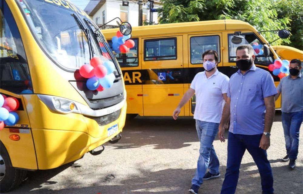 Fernando Filho entrega ônibus escolares e anuncia novos investimentos para Feira Nova