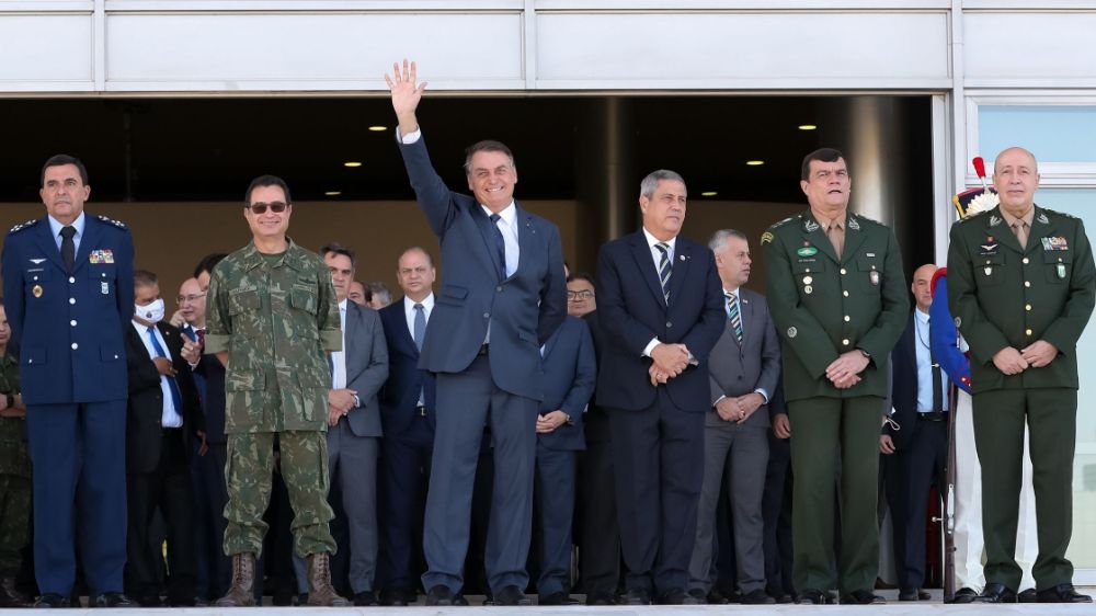 Bolsonaro recebe tanques de guerra no Palácio do Planalto