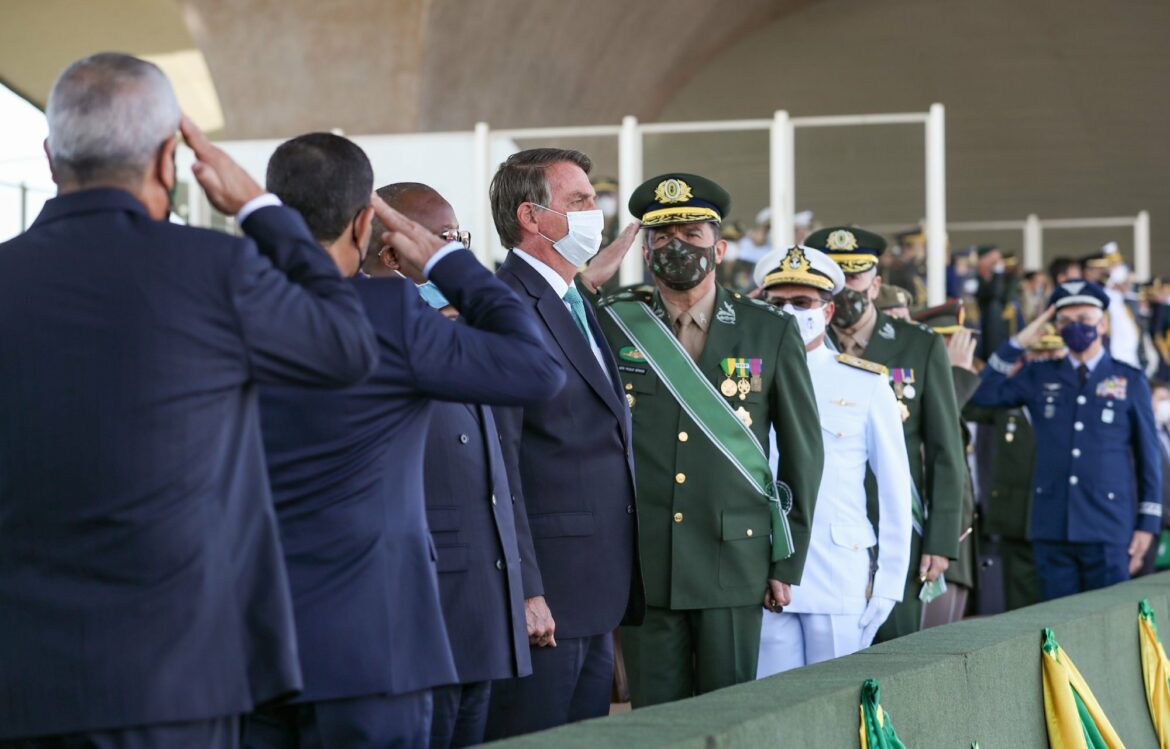 Bolsonaro participa de solenidade comemorativa ao Dia do Soldado