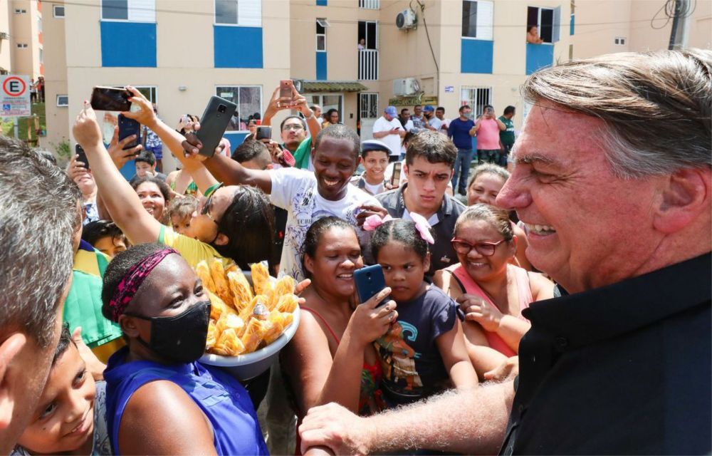 Bolsonaro entrega 500 casas a famílias de baixa renda de Manaus