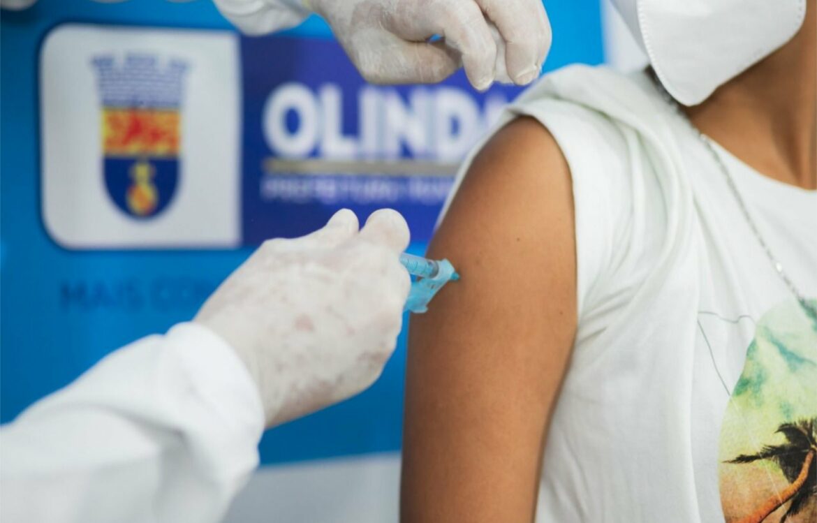 Olinda reduz para 28 anos a vacinação contra Covid-19