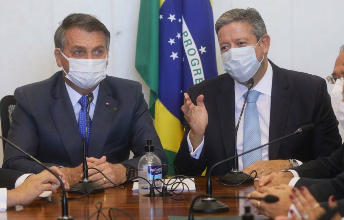 Bolsonaro entrega MP que transforma Bolsa Família no Auxílio Brasil
