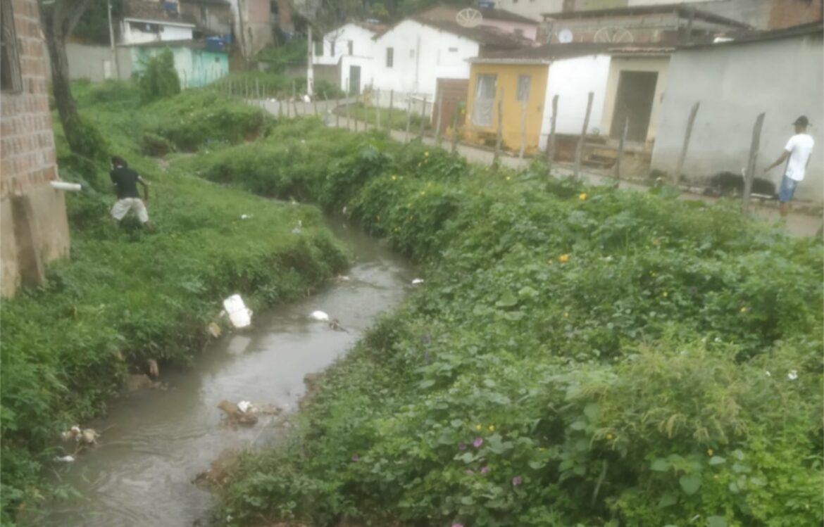 População denuncia falta de limpeza de canais pela Prefeitura de Vicência