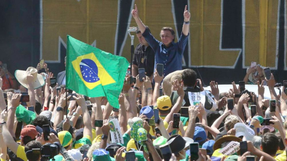 Após sucesso em Brasília, Bolsonaro se dirige para manifestação em São Paulo
