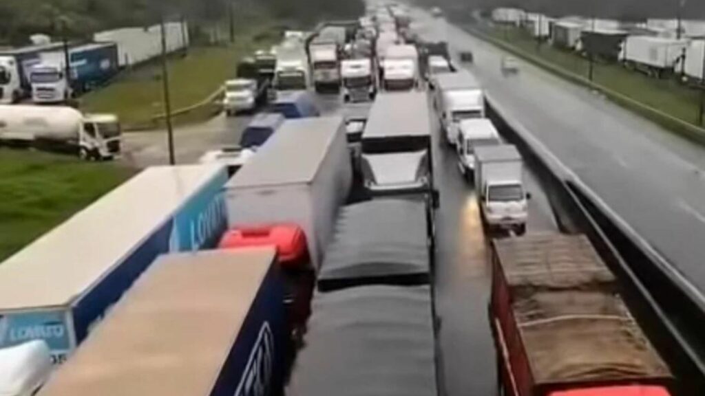 Governo diz que não há mais interdição de rodovias por caminhoneiros