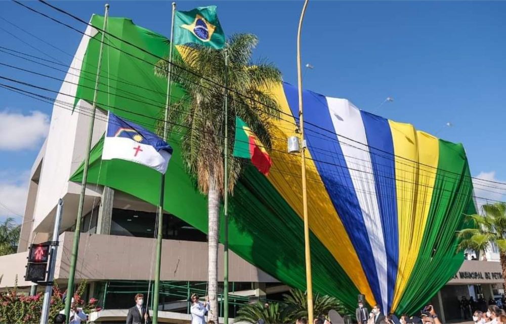 Miguel Coelho cobre Prefeitura de Petrolina com bandeira do Brasil nesse 7 de setembro